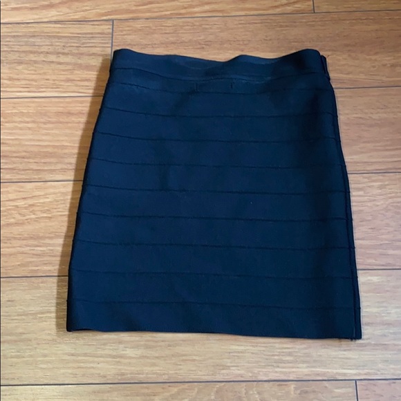 Guess mini skirt - Picture 2 of 3